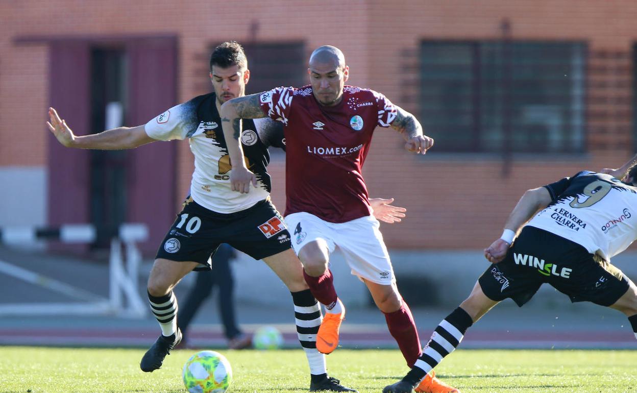 Chatón Enríquez trata de marcharse en el derbi de De la Nava.