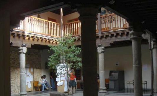 Interior del Palacio de Mansilla cuando era el Colegio Universitario, sede de la UVA. 