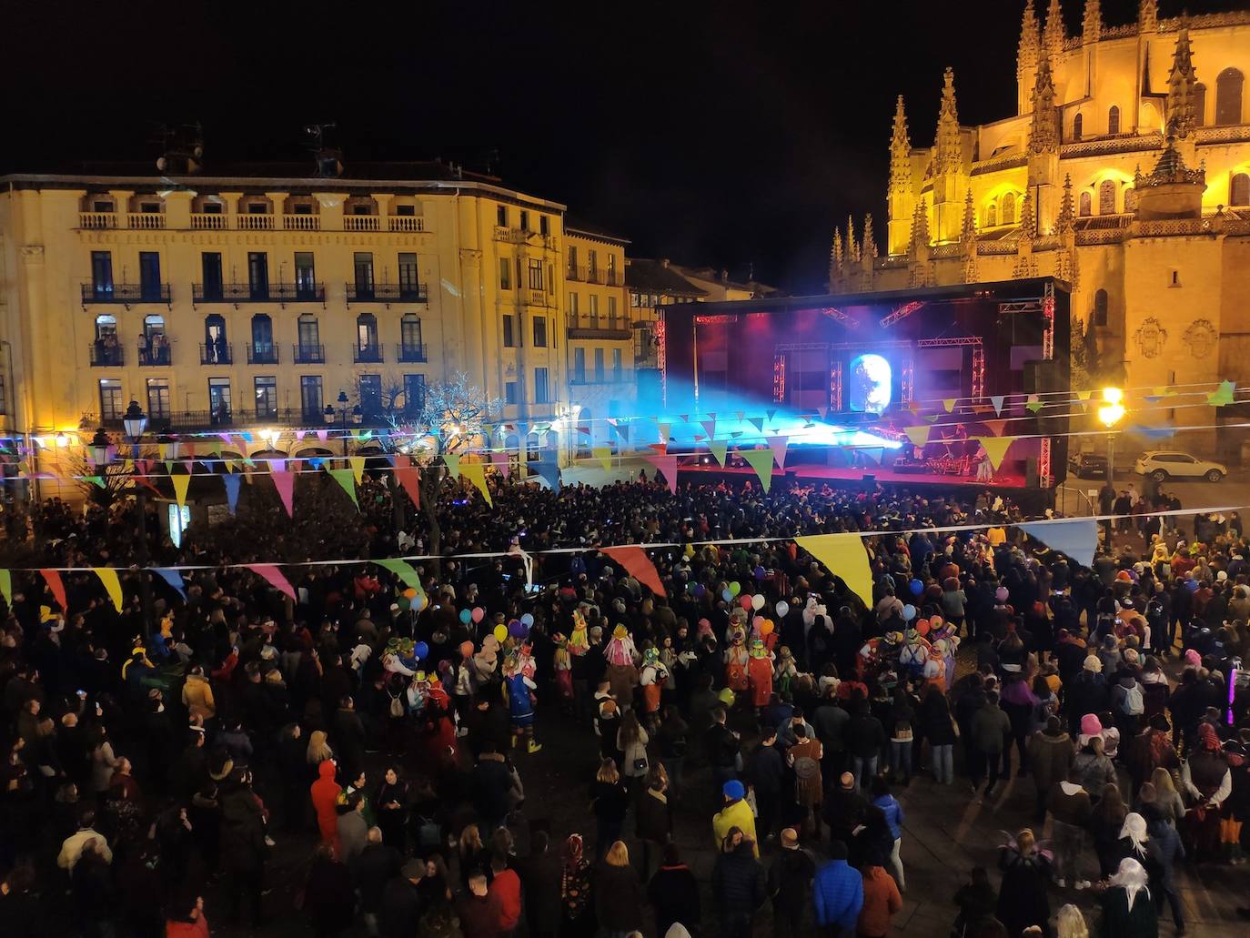 Miles de personas en la Plaza Mayor durante la actuación de La Huella.