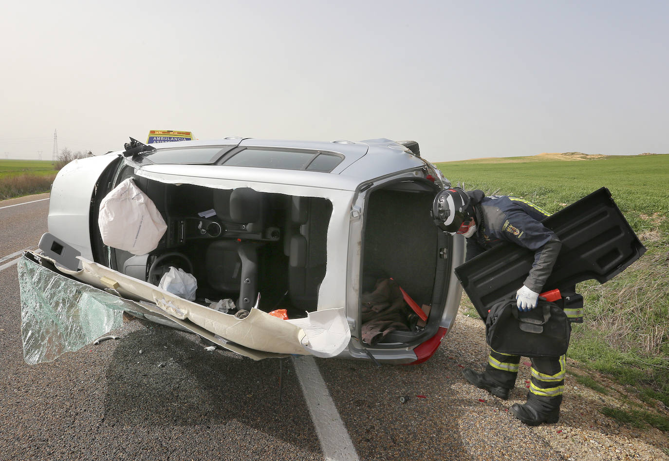 Un hombre de 84 años resulta herido por una salida de vía y quedar el coche semivolcado en la carretera en un accidente de tráfico en la N610, término de Villamartín (Palencia).