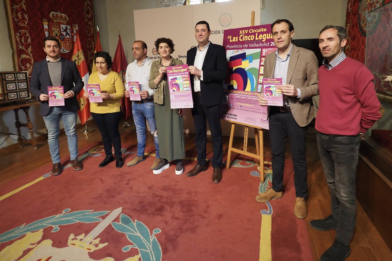 El presidente de la Diputación de Valladolid, Conrado Íscar, acompañado de la atleta Mayte Martínez en la presentación de la 25 edición del Circuito ‘Las Cinco Leguas – Mayte Martínez’.