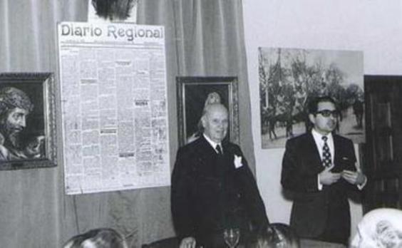 Francisco Mendizábal, a la izquierda, antes de pronunciar una conferencia a principios de los años 70. 