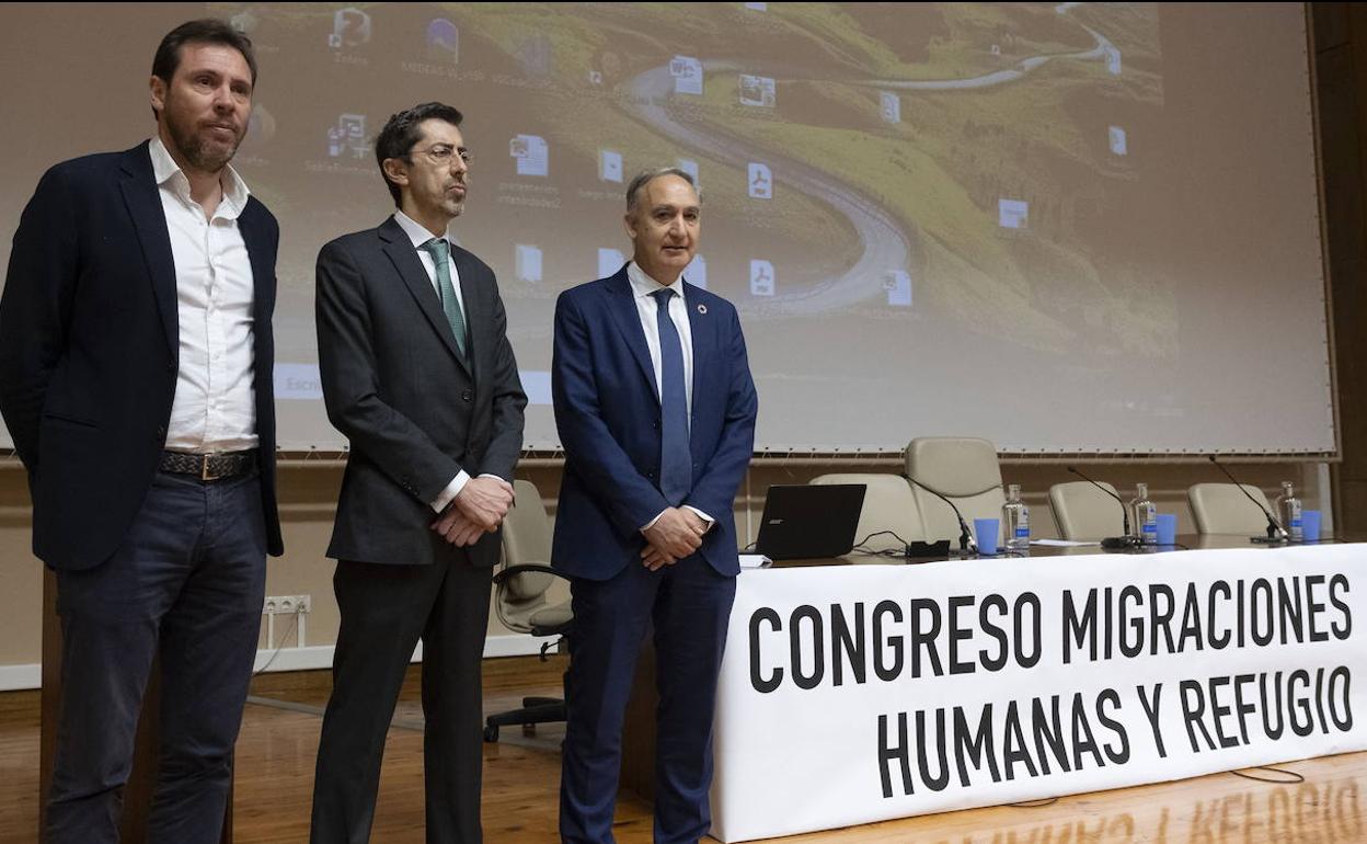 Óscar Puente hoy, junto al Rector de la UVA, Antonio Largo, durante la presentación del congreso.