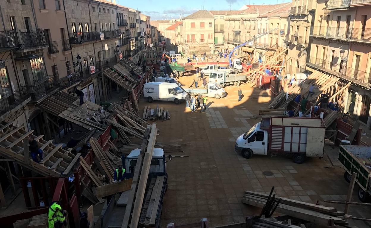 La plaza Mayor durante el desmontaje de los tablados ayer por la mañana. 