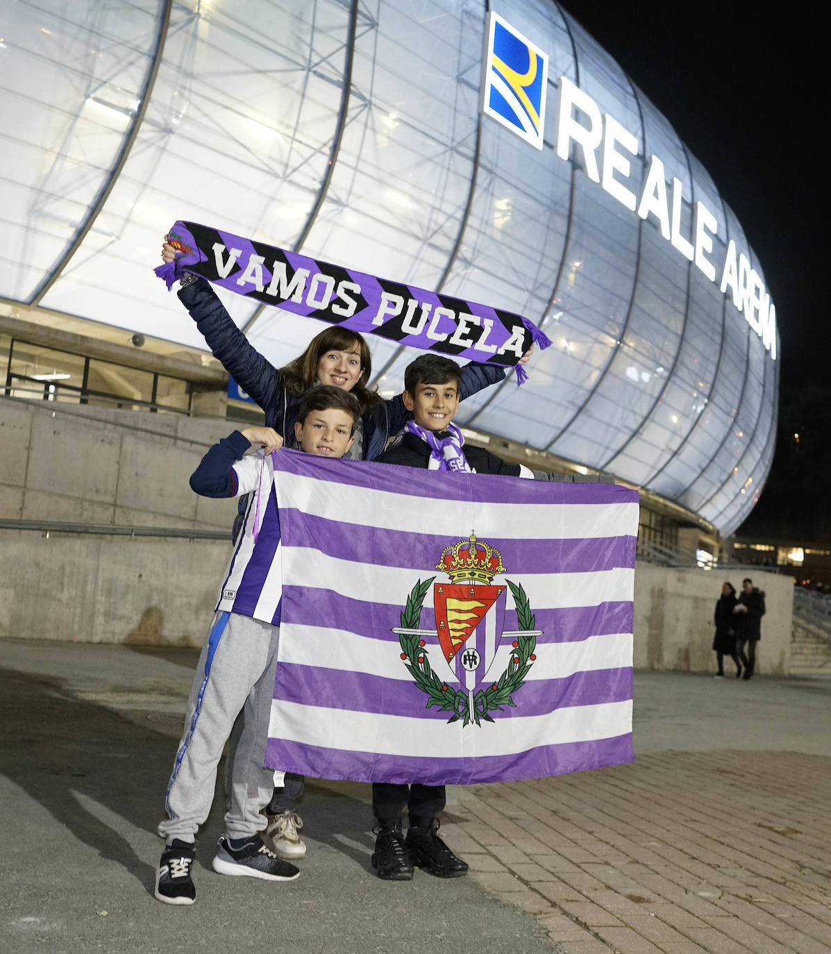 Aficionados del Real Valladolid a las puertas del Reale Arena.