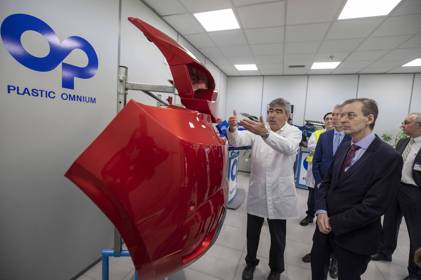 El consejero de Empleo e Industria, Germán Barrios, visita las instalaciones de la empresa Plastic Omnium. En su visita estuvo acompañado entre otros por el director de la fábrica en Arévalo, Alejandro Martín, y el delegado territorial, José Francisco Hernández Herrero.
