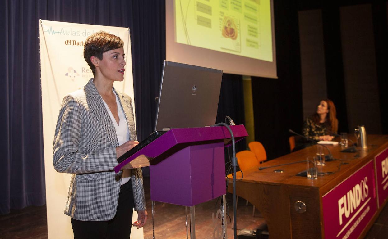 La médico Rocío Baza, durante su intervención.