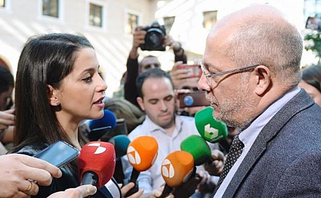 Arrimadas e Igea mantienen una tensa conversación el pasado lunes en Valladolid. 