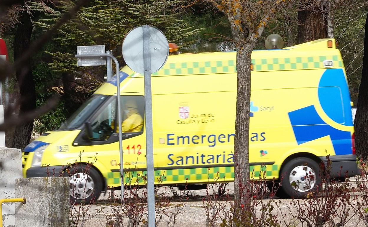 Imagen de una ambulancia de Emergencias Sacyl trasladando a un paciente por posible caso de coronavirus.