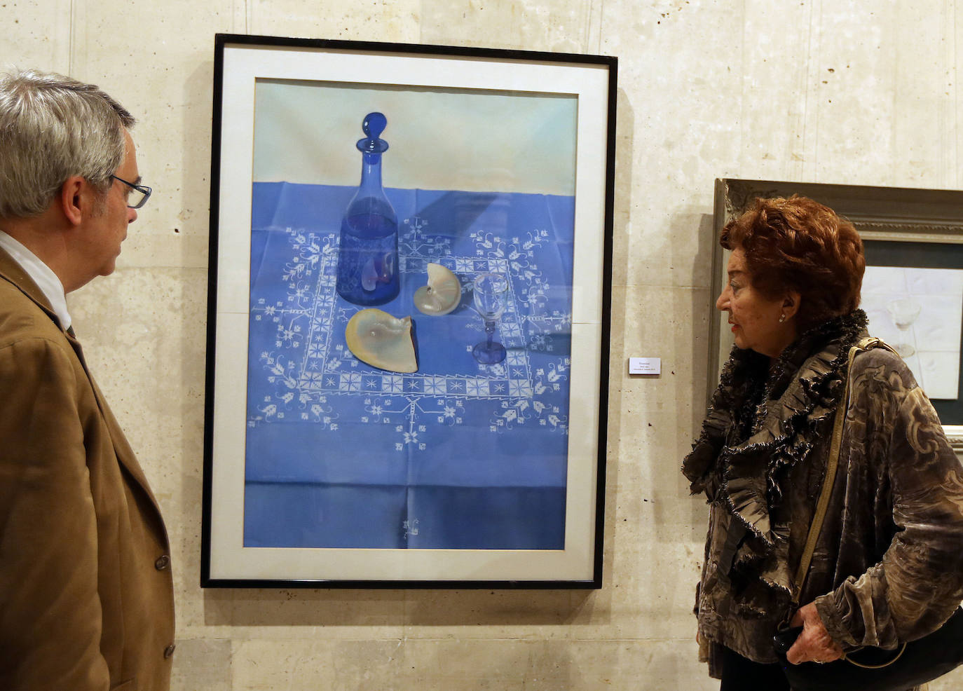 Teresa Ortega Coca, madre de la pintora Teresa Morán, contemplan una obra de la artista en la exposición 'Simbolismo y transparencia'. 