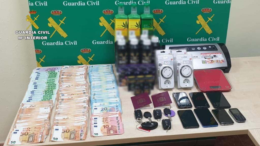 La Guardia Civil desmantela una organización criminal dedicada al tráfico de marihuana y cocaína desde Asturias hacia León. En total han sido detenidas 5 personas, habiéndose realizado un total de 4 registros domiciliarios.