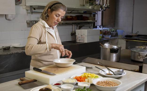 Matilde Barrientos prepara el tradicional potaje en el restaurante vallisoletano de La Goya