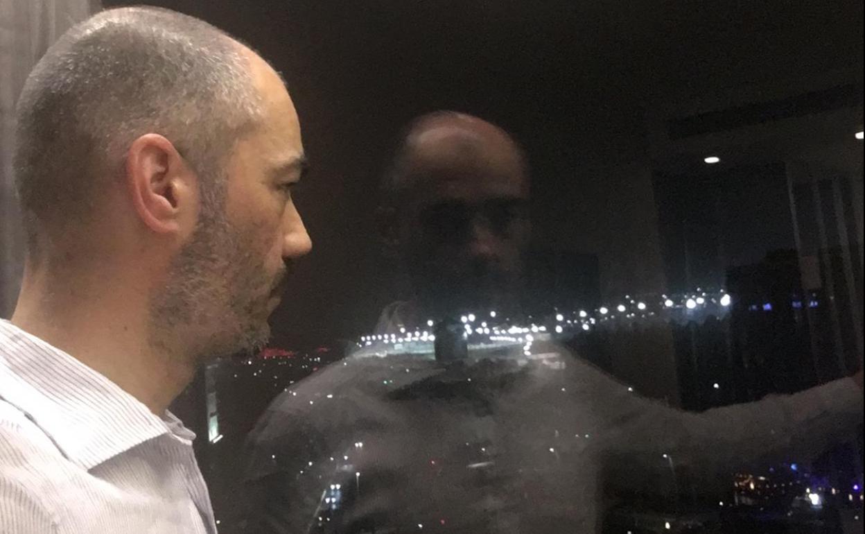 Rafa Coca mira por la ventana del hotel en el que está retenido, en Abu Dabi. 