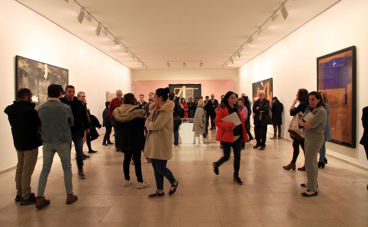 Visitantes de la exposición en el Museo Esteban Vicente durante la inauguración. 