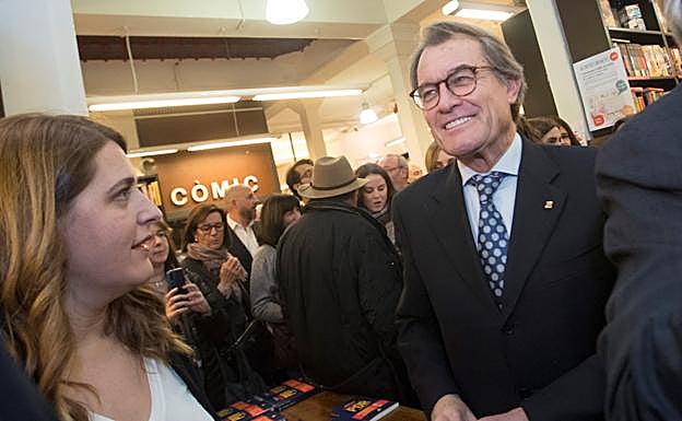 La excoordinadora general del PDeCAT Marta Pascal junto al expresidente de la Generalitat Artur Mas en la presentación en Barcelona de su libro 'Perdre la por. Un manifest a favor de la política'. 