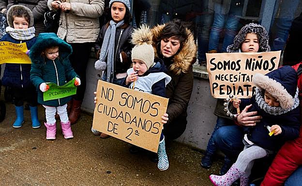 Varios padres con sus hijos durante la protesta. 
