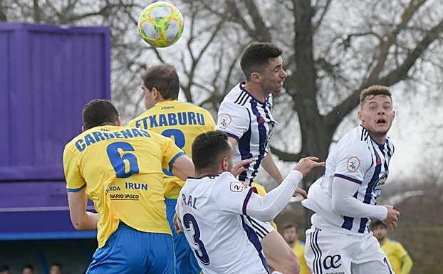 Jaime, Corral y Alende saltan a un balón aéreo con Cárdenas y Etxaburu, del Real Unión. 