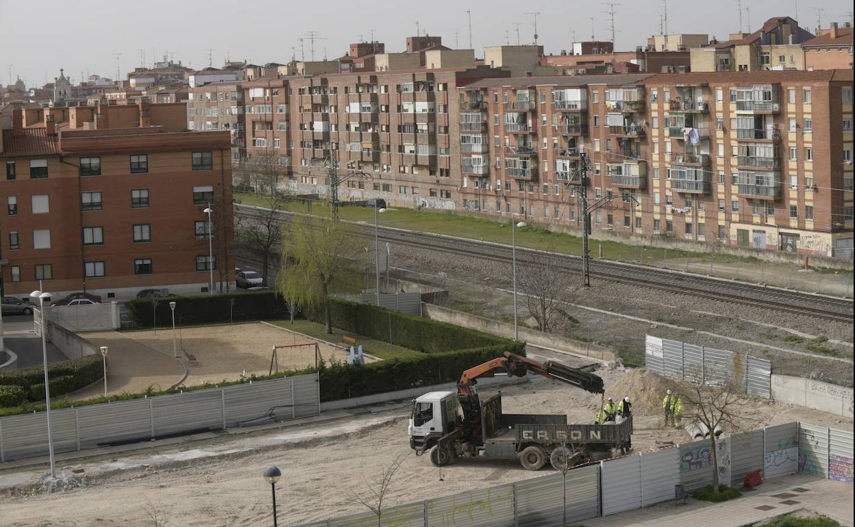 Operarios trabajando en las obras del túnel de la calle Andrómeda.