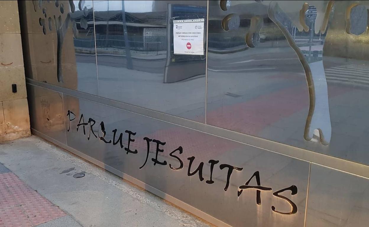 Aviso en el acceso al parque de los Jesuitas alertando de que está cerrado por el viento.