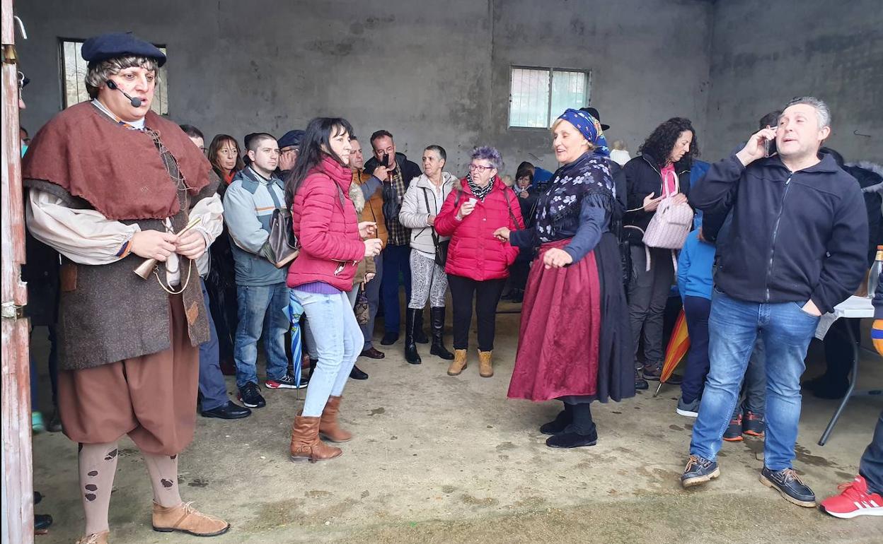 La alcaldesa, vestida con ropas de antaño, bailando al son del tamborilero en lo que empezaba la matanza.