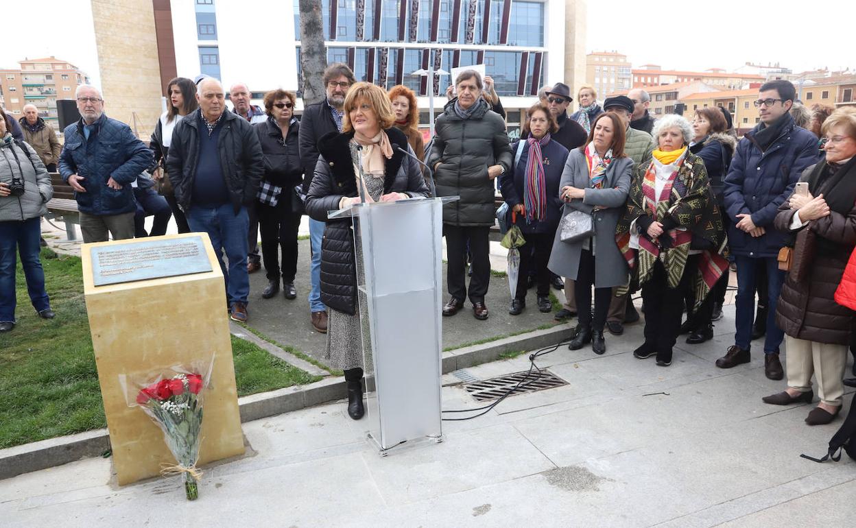 Luisa Vicente se dirige a los asistentes al acto de homenaje.