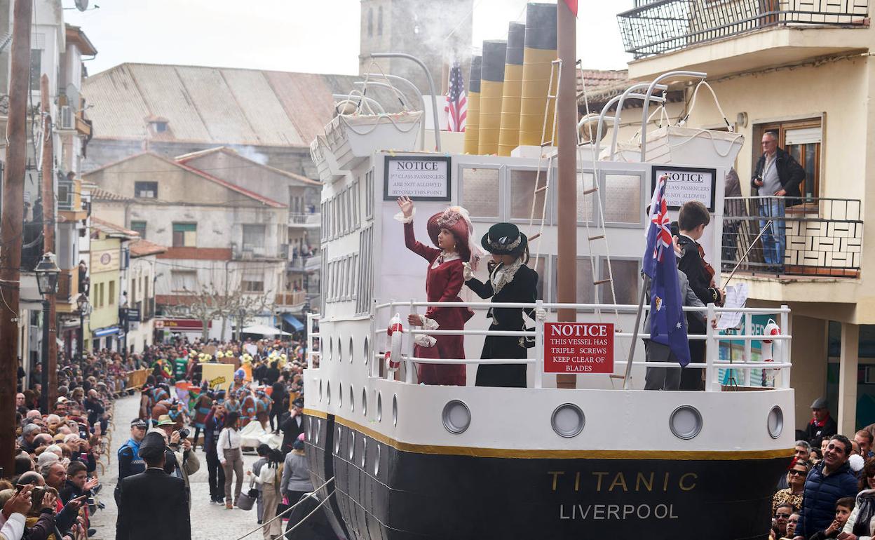 Cientos de personas participan en el XXIII Desfile Provincial de Carrozas y comparsas de Cebreros (Ávila), que pone fin a este carnaval abulense declarado de Interés Turístico Regional