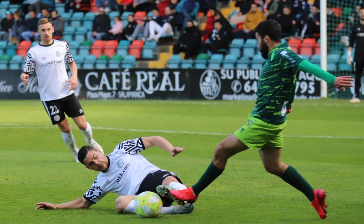 Una acción del debi en el Helmántico entre el Salamanca CF UDS y el CD Guijuelo. 