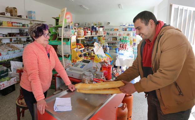 Rosa Vega, que regenta junto a su cuñada Vega Serna, la única tienda abierta en Melgar de Yuso. 