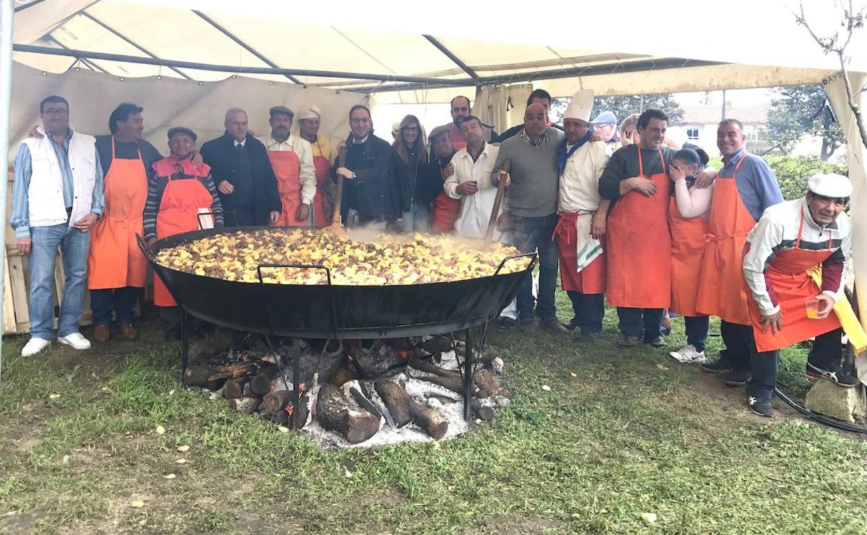 Representantes de la corporación junto al equipo de cocineros.