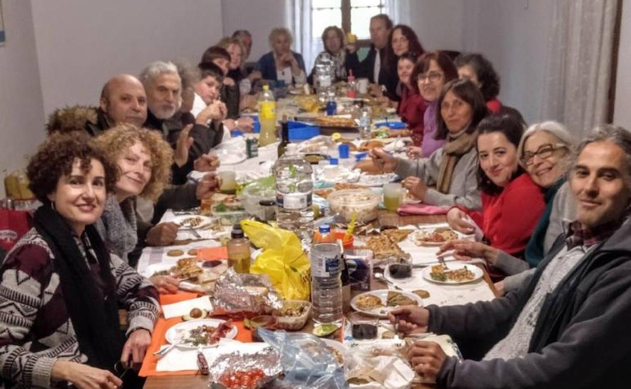 Los participantes en el encuentro disfrutan de la comida en el monasterio.