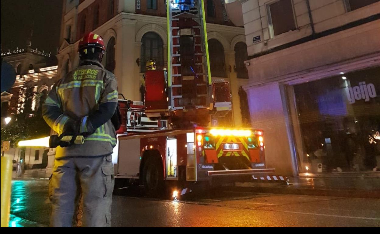 Los Bomberos de Valladolid aseguran los pináculos de una fachada en la Plaza de la Rinconada.