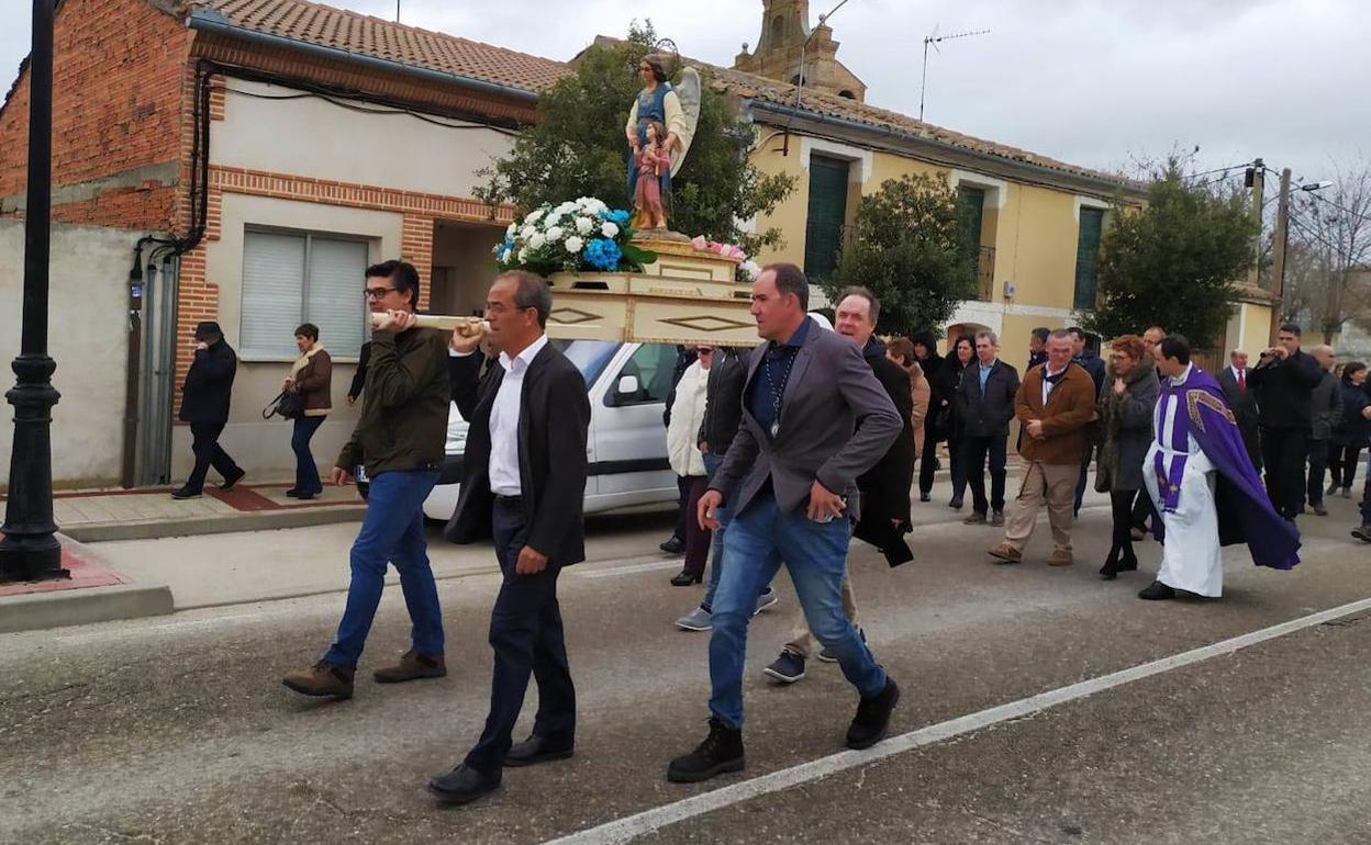 Procesión en honor al Santo Ángel de la Guarda en Megeces. 