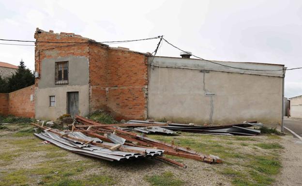 Árboles caídos, tejados derribados y carreteras cortadas en la provincia de Valladolid