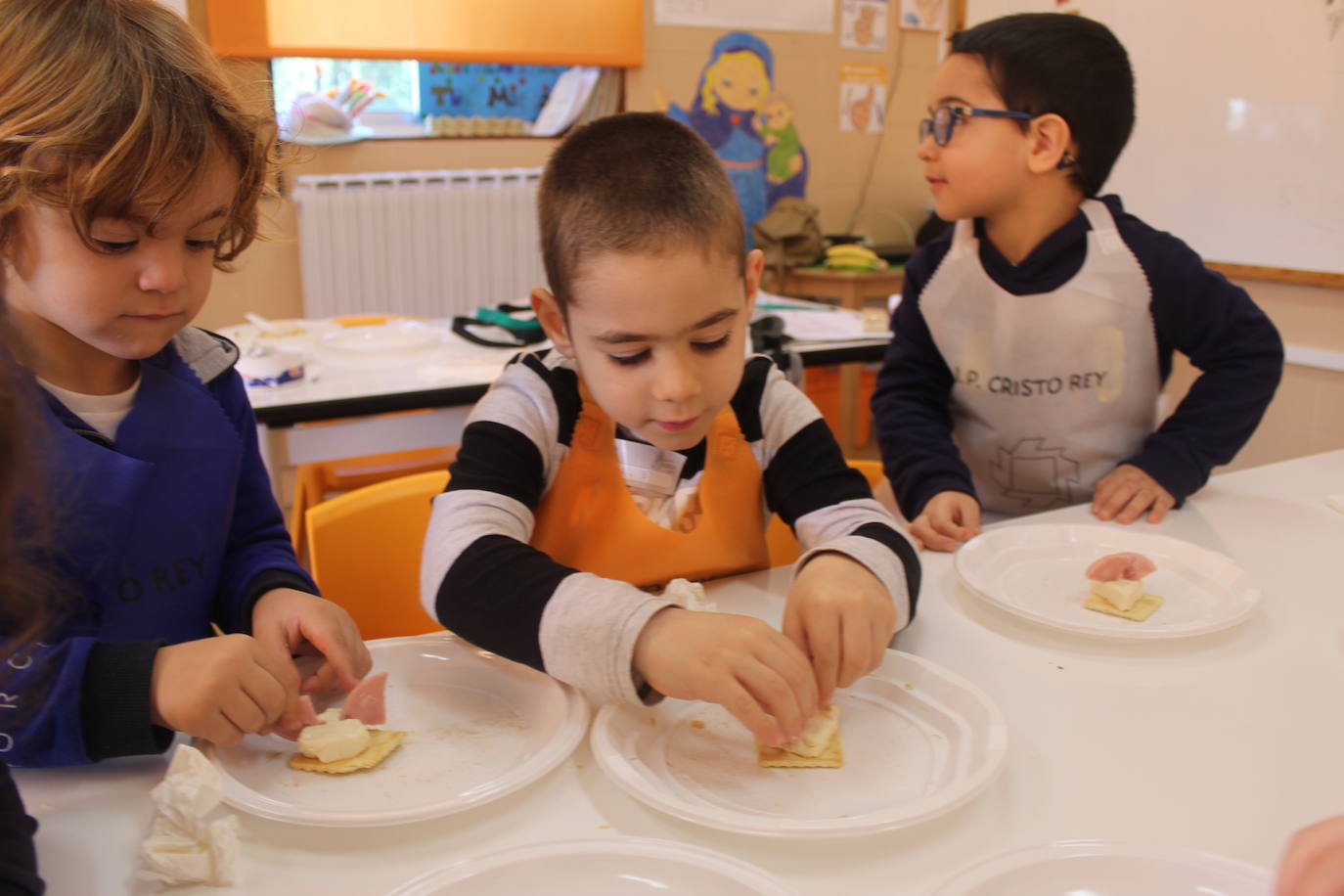 Los niños aprendieron a crear ratones de queso.