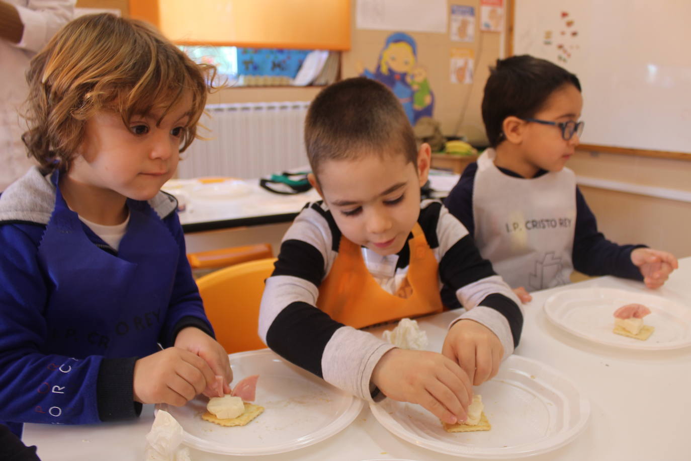 Los niños aprendieron a crear ratones de queso.