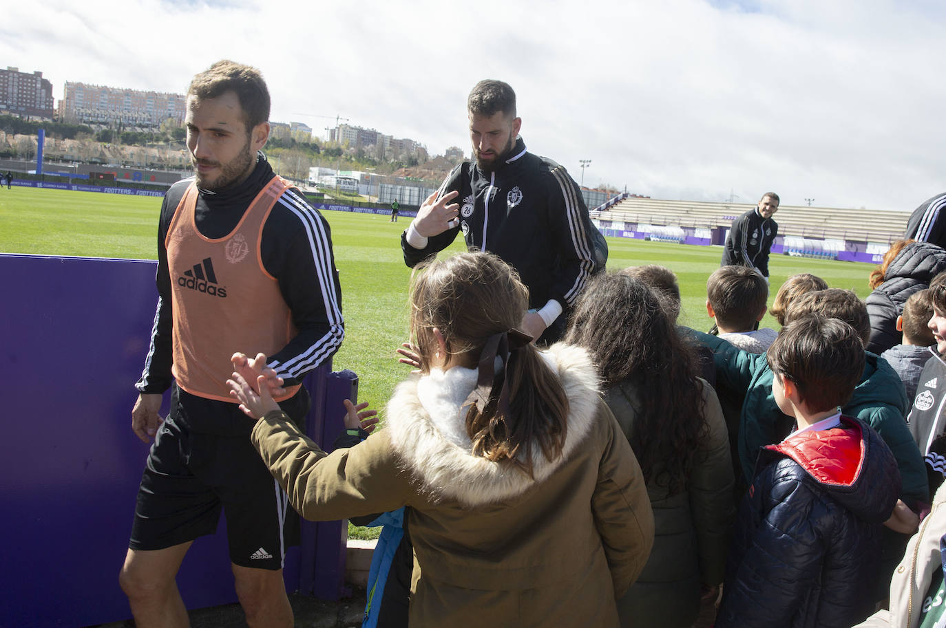 Los jugadores del Real Valladolid saludan a los aficionados tras el entrenamiento.