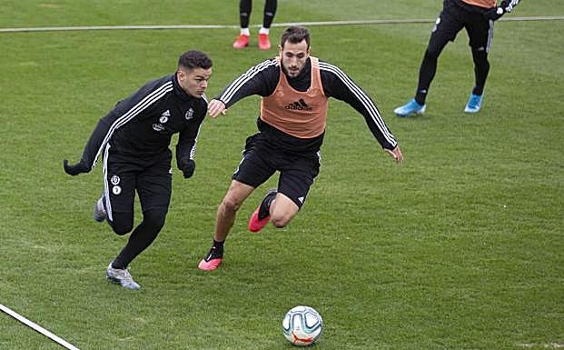 Hatem Ben Arfa (izquierda) corre ante Kiko Olivas, durante la sesión de entrenamiento del Real Valladolid de este martes