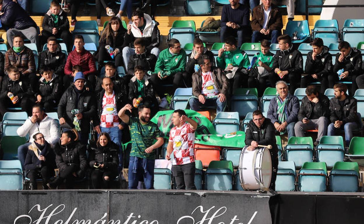 Seguidores del CD Guijuelo en el Helmántico . 