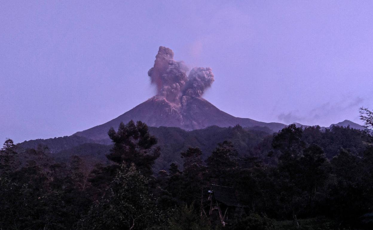 El volcán Merapi, en la isla de Java, entra en erupción.