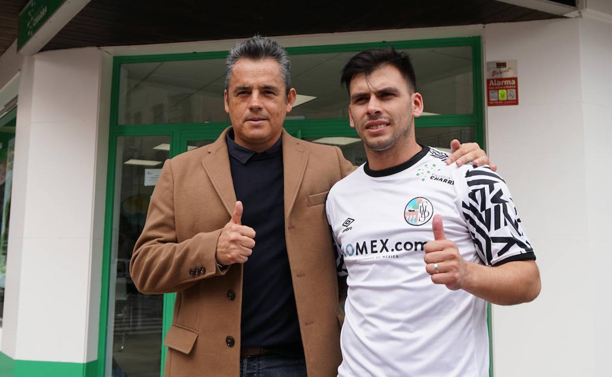 Facundo Quintana, nuevo delantero del Salamanca CF UDS, posa con el presidente institucional Ulises Zurita. 