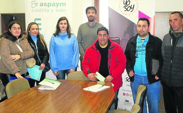 Técnicos de Aspaym Castilla y León y personas con discapacidad que participaron en la jornada. 