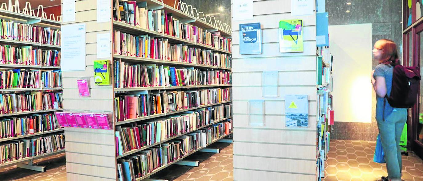 Sala con los fondos de la Biblioteca Nacional de Poesía, en Londres, y (abajo) entrada a la misma. 