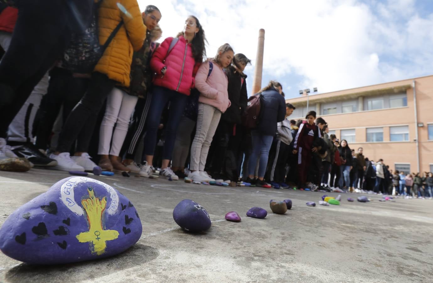 Acto por el día de la mujer en el IES Virgen de la Calle de Palencia, con piedras pintadas.