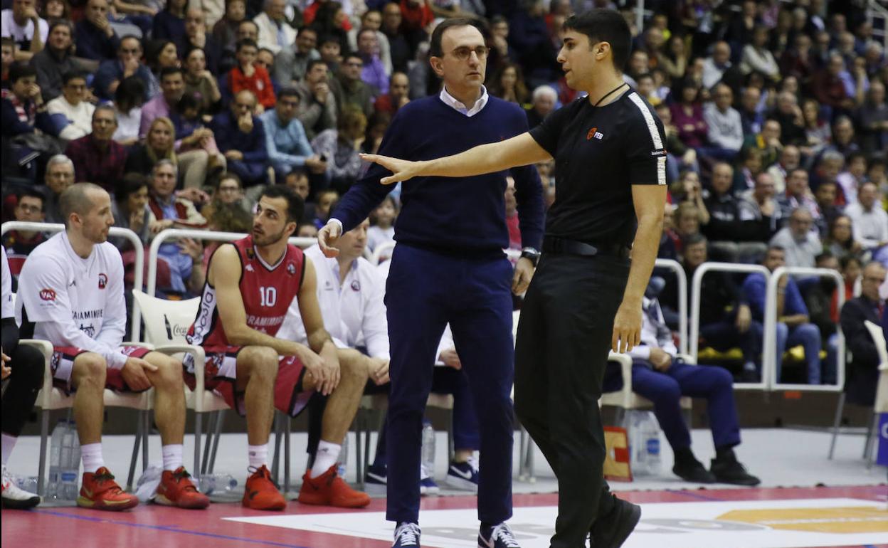 Hugo López habla con uno de los árbitros del último encuentro ante Ourense. 
