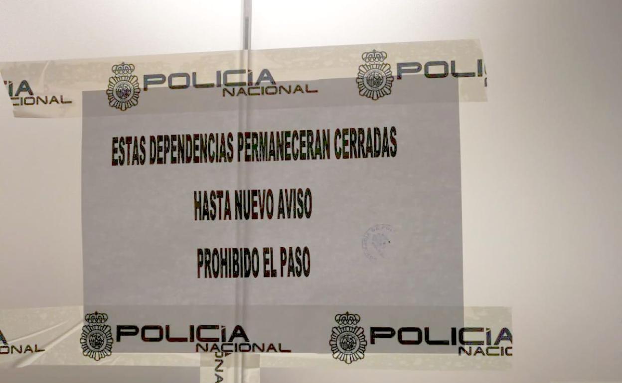 Imagen de la sala de denuncias precintada por contagio de coronavirus en la Comisaría de Policía.