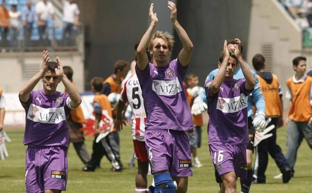 Víctor, Borja y Pedro López saludan a la afición tras caer en Almería con el equipo ya ascendido matemáticamente a Primera División.