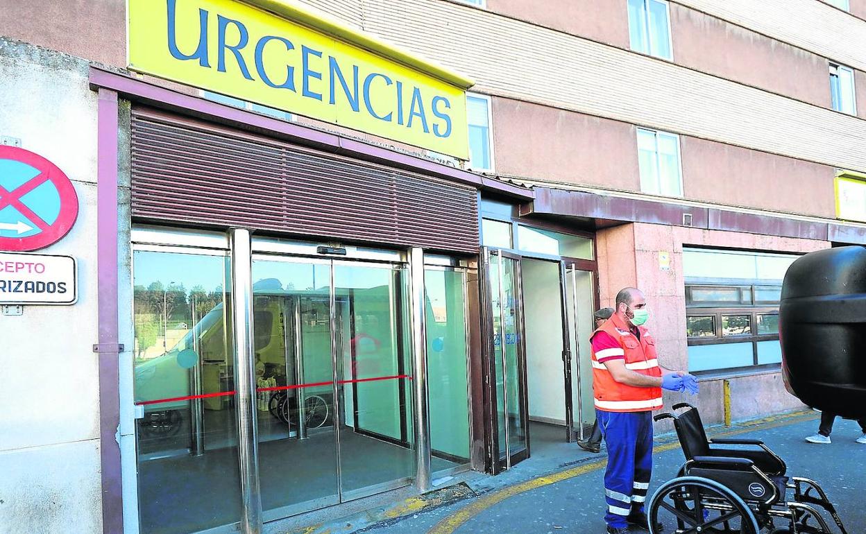 Personal sanitario con una mascarirlla en el Clnico de Salamanca.