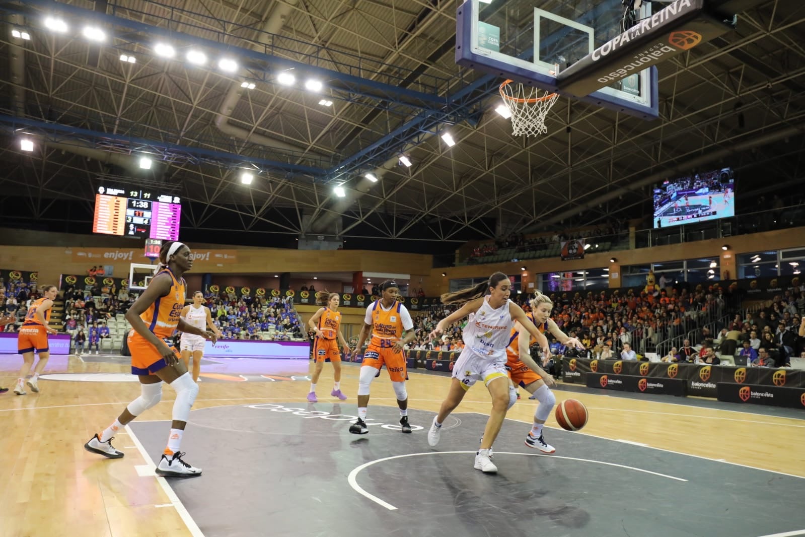 Los dos equipos se han visto las caras en la Liga recientemente con triunfo para las valencianas 75-58.