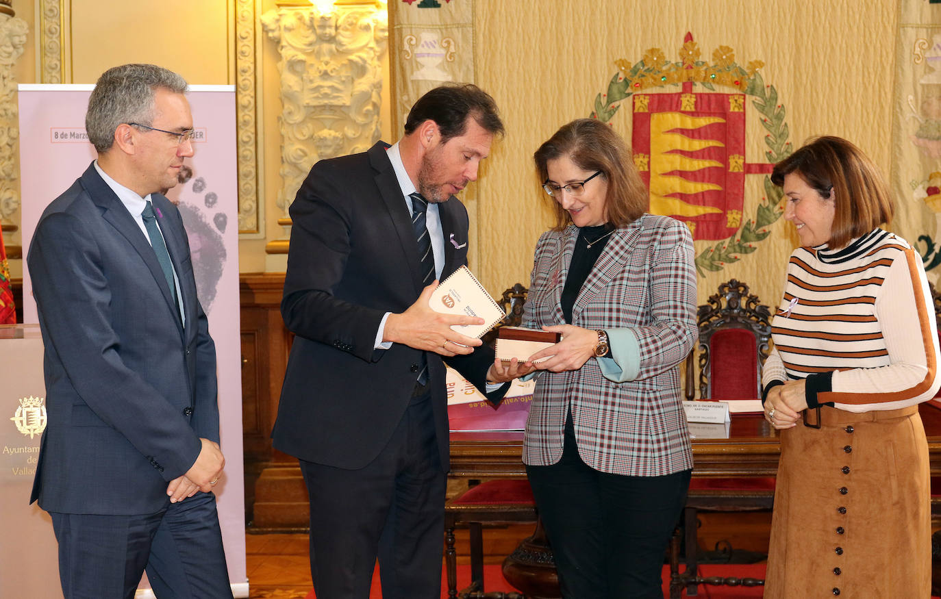 Fotos: Lectura del manifiesto de Día de la Mujer en el Ayuntamiento de Valladolid