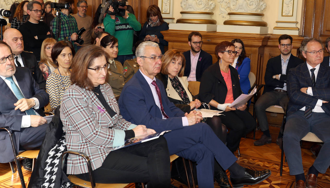 Fotos: Lectura del manifiesto de Día de la Mujer en el Ayuntamiento de Valladolid